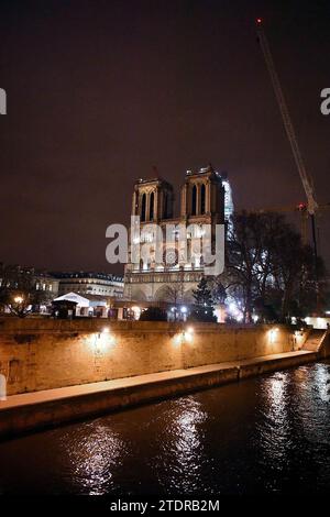 Paris, France. 19 décembre 2023. La cathédrale notre-Dame de Paris est vue, de nuit, pendant les travaux de reconstruction à Paris, France, le 19 décembre 2023. Photo de Karim ait Adjedjou/ABACAPRESS.COM crédit : Abaca Press/Alamy Live News Banque D'Images