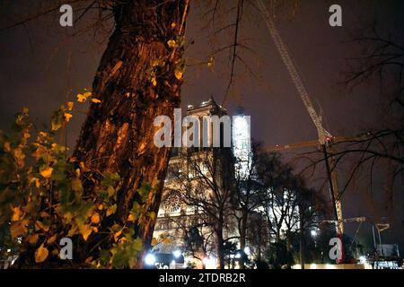 Paris, France. 19 décembre 2023. La cathédrale notre-Dame de Paris est vue, de nuit, pendant les travaux de reconstruction à Paris, France, le 19 décembre 2023. Photo de Karim ait Adjedjou/ABACAPRESS.COM crédit : Abaca Press/Alamy Live News Banque D'Images