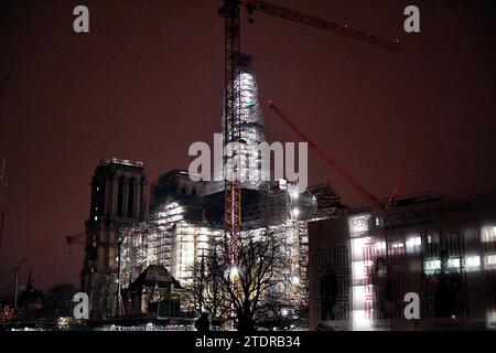 Paris, France. 19 décembre 2023. La cathédrale notre-Dame de Paris est vue, de nuit, pendant les travaux de reconstruction à Paris, France, le 19 décembre 2023. Photo de Karim ait Adjedjou/ABACAPRESS.COM crédit : Abaca Press/Alamy Live News Banque D'Images