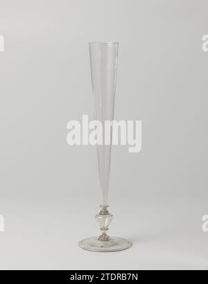 Fluitglas, anonyme, c. 1600 - c. 1700 base plate avec retourné. Le tronc composé d'un balustre creux et d'un disque. Calice en forme d'entonnoir verre soufflé Low Countries base plate avec retournement. Le tronc composé d'un balustre creux et d'un disque. Verre soufflé en calice Low Countries en forme d'entonnoir Banque D'Images