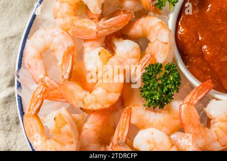 Cocktail de crevettes bio cuit avec sauce et citron Banque D'Images