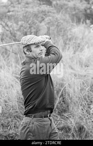Barry Hughes sur le terrain de golf, Golf, Golf, football gens et entraîneurs, 13-11-1975, Whizgle News from the Past, taillé pour l'avenir. Explorez les récits historiques, l'image de l'agence néerlandaise avec une perspective moderne, comblant le fossé entre les événements d'hier et les perspectives de demain. Un voyage intemporel façonnant les histoires qui façonnent notre avenir Banque D'Images
