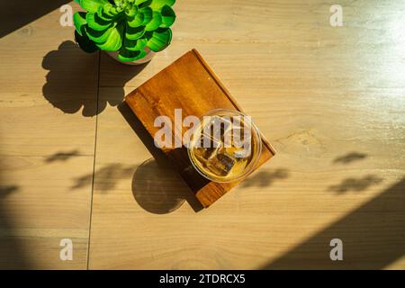 Tasse de cappuccino glacé avec latte art sur la table, directement au-dessus de la vue. Concept de Good Morning esthétique minimaliste, tasse à café blanc et soucoupe Banque D'Images