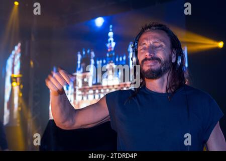 Le Dee jay francais Bob Sinclar en tete d'afiche du Festinam Indoors festival au Namur Expo. | le dee français jay Bob Sinclar au Festinam Banque D'Images