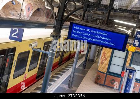 Der Leere Berliner S-Bahnhof Schönhauser Allee. Die Gewerkschaft der Lokführer GDL Hat erneut zu einem Warnstreik ausgerufen. Hinweistafeln weisen darauf Hin, dass auf diesem Bahnhof während des Streiks kein Zugverkehr stattfindet. Ein Zug mit dem Hinweis nicht einsteigen steht abgestellt im Bahnhofsbereich. / La station de S-Bahn Berlin vide Schönhauser Allee. Le syndicat des conducteurs de train GDL a une fois de plus appelé à une grève d'avertissement. Des panneaux indiquent qu'il n'y aura pas de service ferroviaire à cette gare pendant la grève. Un train avec le panneau ne pas embarquer est garé dans la zone de la gare. Streik der Lokfü Banque D'Images