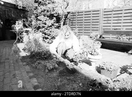 Mme Pol dans le jardin en raison du club de jardin, jardins et parcs, 30-03-1989, Whizgle nouvelles du passé, adapté pour l'avenir. Explorez les récits historiques, l'image de l'agence néerlandaise avec une perspective moderne, comblant le fossé entre les événements d'hier et les perspectives de demain. Un voyage intemporel façonnant les histoires qui façonnent notre avenir Banque D'Images