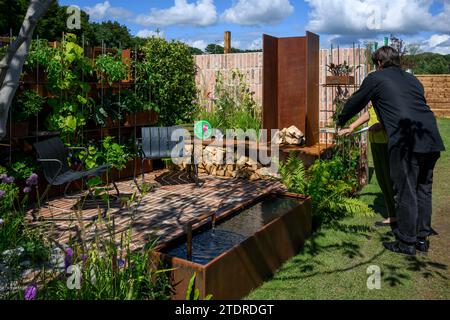 Entrée au concours Brickyard Garden (médaille d'or, petit patio, habitat naturel) - RHS Tatton Park Flower Show 2023, Cheshire Angleterre Royaume-Uni. Banque D'Images