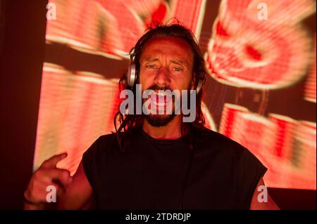 Le Dee jay francais Bob Sinclar en tete d'afiche du Festinam Indoors festival au Namur Expo. | le dee français jay Bob Sinclar au Festinam Banque D'Images