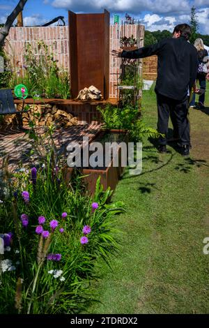 Entrée au concours Brickyard Garden (médaillé d'or, petit patio, habitat faunique, comestibles) - RHS Tatton Park Flower Show 2023, Cheshire Angleterre Royaume-Uni Banque D'Images