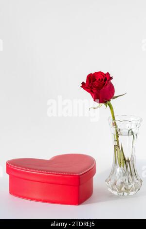 Une boîte en forme de coeur et rose rouge pour la Saint-Valentin. Banque D'Images
