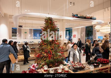 Madrid, Espagne. 18 décembre 2023. Les acheteurs achètent des ornements de Noël et des cadeaux pendant les festivités hivernales. (Photo Miguel Candela/SOPA Images/Sipa USA) crédit : SIPA USA/Alamy Live News Banque D'Images