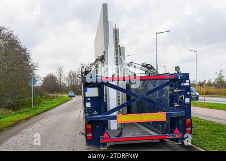 Transport de panneaux muraux préfabriqués en béton armé avec une semi-remorque spécialisée pour chargeuse basse Banque D'Images