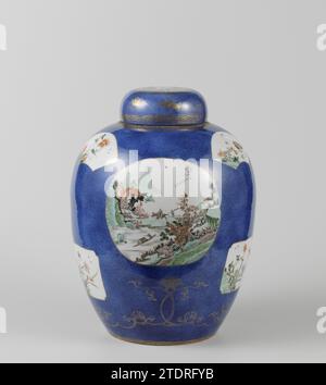 Pot couvert ovoïde avec bleu poudre et panneaux en réserve avec lanscape, panier de fleurs et antiquités, anonyme, c. 1700 - c. 1724 pot en forme d'oeuf de porcelaine, peint en bleu glacé sous-jacent et sur le glaçage rouge, vert, jaune, aubergine, noir et or. Le pot est recouvert de poudré bleu (bleu poudré) avec trois grands médaillons en réserve remplis d'antiquités sur le mur (vase, ruyi-sceptique, brûleur à haute voix, livres) et d'animaux (oiseau, chien shishi/lion, lièvre), un panier de fleurs, des gens dans un paysage fluvial avec des montagnes, des arbres et des pavillons; entre les médaillons à chaque fois un éventail en forme et un sou Banque D'Images