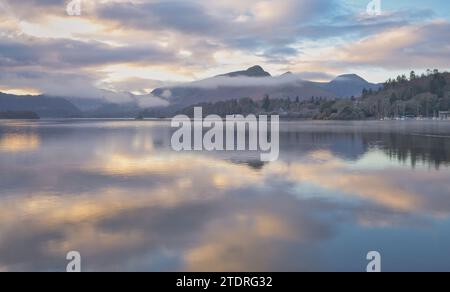 Le sommet distinctif de Catbells traverse les nuages bas tôt le matin un jour d'hiver Banque D'Images