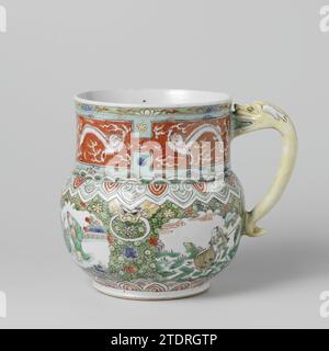 Tankard, anonyme, vers 1700 pules de bière en porcelaine, avec un corps sphérique et en forme de C se terminant par une tête de dragon. Peint sur la glaçure en bleu, rouge, vert, jaune, aubergine, turquoise, noir et or. Le ventre est couvert de fleurs lâches sur fond de 'grenouilles' vertes. Il a sauvé quatre compartiments en forme de grenade avec une scène de pêche en deux, en un deux garçons avec une cage à oiseaux dans un jardin clôturé et un avec deux hommes dans un jardin clôturé qui jettent des pièces de monnaie dans un panier avec une grenouille. Entre les cours une tête de monstre avec un anneau. Au-dessus du pied et sur l'épaule une bande avec feuille et ruyimotives Banque D'Images