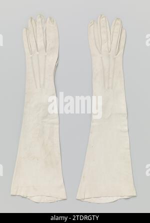 Paire de gants, c. 1900 - c. 1915 gant droit en cuir chamois blanc. Trois cordons rayonnants à l'arrière. Au poignet une fente avec un nœud de verre blanc. Pays-Bas entier : chamois (matériel animal). Boutons : gant droit en verre en cuir chamois blanc. Trois cordons rayonnants à l'arrière. Au poignet une fente avec un nœud de verre blanc. Pays-Bas entier : chamois (matériel animal). Boutons : verre Banque D'Images