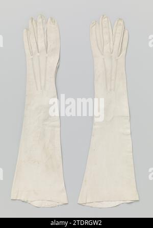 Paire de gants, anonyme, c. 1900 - c. 1915 gant gauche en cuir chamois blanc. À l'arrière, des cordons rayonnants diraient. Au poignet une fente avec un nœud de verre blanc. Pays-Bas entier : chamois (matériel animal). Boutons : gant gauche en verre en cuir chamois blanc. À l'arrière, des cordons rayonnants diraient. Au poignet une fente avec un nœud de verre blanc. Pays-Bas entier : chamois (matériel animal). Boutons : verre Banque D'Images