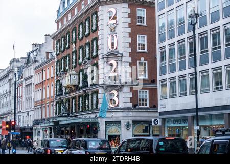 LONDRES- 14 DÉCEMBRE 2023 : 2023 décorations de Noël sur le grand magasin Fortnum et Mason à Mayfair Banque D'Images