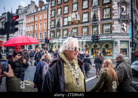 LONDRES- 14 DÉCEMBRE 2023 : foule de gens dans la rue commerçante Mayfair dans la scène animée de rue West End Banque D'Images