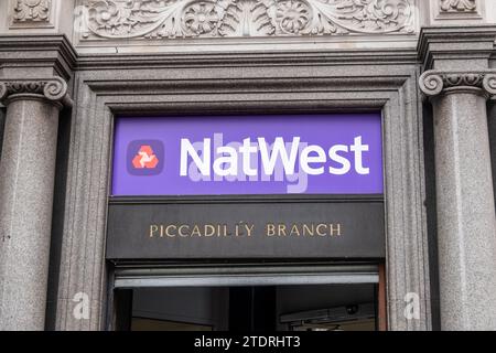 LONDRES - 14 DÉCEMBRE 2023 : succursale NatWest sur Piccadilly dans le centre de Londres - banque de détail et commerciale britannique Banque D'Images