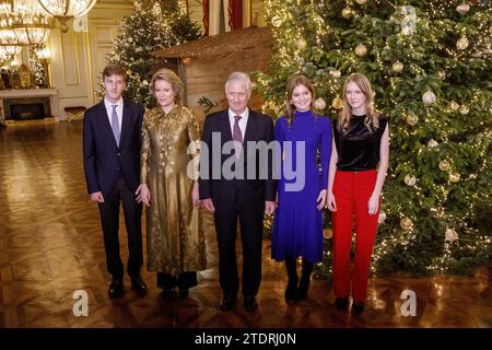 Bruxelles, Belgique. 19 décembre 2023. Le Prince Emmanuel, la Reine Mathilde de Belgique, le Roi Philippe - Filip de Belgique, la Princesse héritière Elisabeth et la Princesse Éléonore posent pour le photographe lors d'une réception royale pour les citoyens au Palais Royal de Bruxelles, le mardi 19 décembre 2023. BELGA PHOTO HATIM KAGHAT crédit : Belga News Agency/Alamy Live News Banque D'Images