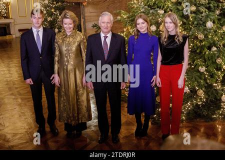 Bruxelles, Belgique. 19 décembre 2023. Le Prince Emmanuel, la Reine Mathilde de Belgique, le Roi Philippe - Filip de Belgique, la Princesse héritière Elisabeth et la Princesse Éléonore posent pour le photographe lors d'une réception royale pour les citoyens au Palais Royal de Bruxelles, le mardi 19 décembre 2023. BELGA PHOTO HATIM KAGHAT crédit : Belga News Agency/Alamy Live News Banque D'Images