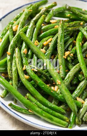 Haricots verts à l'ail asiatique sautés sur une assiette Banque D'Images