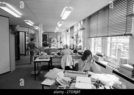 Intérieur du nouveau bâtiment VNU Amsterdam, Interior, VNU Association of Dutch Publishers, Amsterdam, pays-Bas, 17-07-1980, Whizgle News from the Past, sur mesure pour l'avenir. Explorez les récits historiques, l'image de l'agence néerlandaise avec une perspective moderne, comblant le fossé entre les événements d'hier et les perspectives de demain. Un voyage intemporel façonnant les histoires qui façonnent notre avenir Banque D'Images
