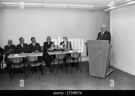 1000th Leyland bus, Noord Zuid Hollandse Vervoersmaatschappij N.V., NZ, Verheul Carosseriefabriek Waddinxveen, 13-09-1965, Whizgle News from the Past, taillé pour l'avenir. Explorez les récits historiques, l'image de l'agence néerlandaise avec une perspective moderne, comblant le fossé entre les événements d'hier et les perspectives de demain. Un voyage intemporel façonnant les histoires qui façonnent notre avenir Banque D'Images