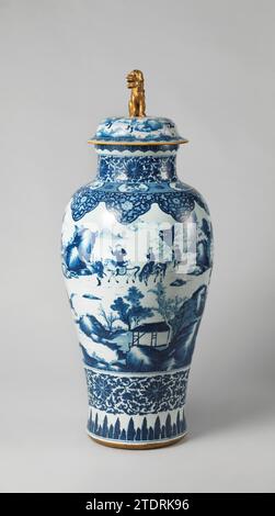 Vase balustre avec une scène de chasse et des bordures avec des rouleaux floraux, anonyme, c. 1700 - c. 1724 Grand vase en forme de balustre en porcelaine, peint en bleu sous glaçure et sur l'or glacé. Sur le ventre une scène de chasse avec des chasseurs à cheval et à pied avec des armes et des chiens dans un paysage avec des arbres, des montagnes et des rochers. En dessous d'un lien avec Lotusranken. Au-dessus du pied une bande avec des motifs de feuilles debout. Sur l'épaule une bande avec lambrequins avec alternance de lotus et de fleurs de vignes. Au-dessus d'elle une bande avec un travail de serveur avec une tige de fleur interrompue par des cartouches avec des plantes à fleurs (Lotus, peon Banque D'Images