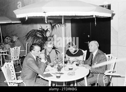 50e anniversaire de CBR, personnel du parti, C.B.R., 08-10-1977, Whizgle News from the Past, taillé pour l'avenir. Explorez les récits historiques, l'image de l'agence néerlandaise avec une perspective moderne, comblant le fossé entre les événements d'hier et les perspectives de demain. Un voyage intemporel façonnant les histoires qui façonnent notre avenir Banque D'Images