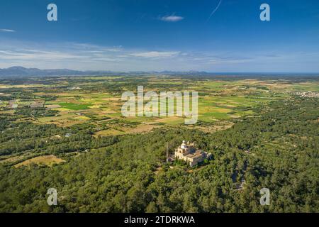 Vue aérienne du sanctuaire de Puig de Bonany et de la montagne et des champs et des environs ruraux un après-midi de printemps (Majorque, Îles Baléares, Espagne) Banque D'Images