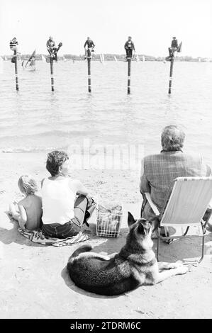 Concours de pole sitting Oosterduinse Meer Noordwijkerhout, Noordwijkerhout, 00-00-1982, Whizgle nouvelles du passé, adaptées à l'avenir. Explorez les récits historiques, l'image de l'agence néerlandaise avec une perspective moderne, comblant le fossé entre les événements d'hier et les perspectives de demain. Un voyage intemporel façonnant les histoires qui façonnent notre avenir Banque D'Images