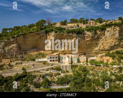 Vue aérienne du sanctuaire de Gràcia et de l'ermitage de Sant Honorat, sur la montagne de Puig de Randa (Majorque, Îles Baléares, Espagne) Banque D'Images