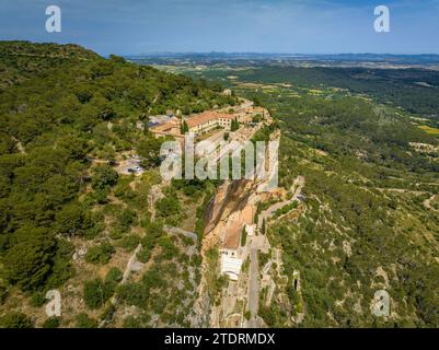 Vue aérienne du sanctuaire de Gràcia et de l'ermitage de Sant Honorat, sur la montagne de Puig de Randa (Majorque, Îles Baléares, Espagne) Banque D'Images