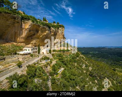 Vue aérienne du sanctuaire de Gràcia sur la montagne de Puig de Randa (Majorque, Îles Baléares, Espagne) ESP : Vista aérea del santuario de Gràcia Banque D'Images