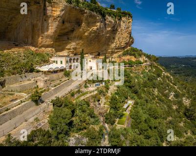 Vue aérienne du sanctuaire de Gràcia sur la montagne de Puig de Randa (Majorque, Îles Baléares, Espagne) ESP : Vista aérea del santuario de Gràcia Banque D'Images