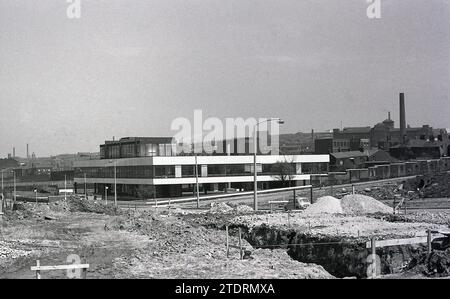 Années 1960, bureaux historiques et modernes nouvellement construits pour le conseil local et l'autorité sanitaire régionale à West St à Oldham, Angleterre, Royaume-Uni. Un panneau indiquant S. Burgess & Sons Co, Iron Works peut être vu sur la droite par la tour. Banque D'Images