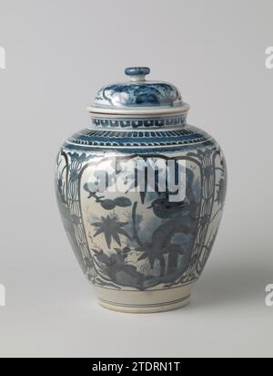 Pot couvert d'ovoïde avec des plantes à fleurs dans des panneaux et des bordures ornementales, anonyme, c. 1680 - c. 1700 couvercle en porcelaine de pot à couvercle en forme d'oeuf, peint en bleu sous-couche. Décoré avec deux cartouches lobées avec des plantes à fleurs ; Bloemranken entre les deux. Une fissure dans le couvercle. Bleu blanc. Porcelaine du Japon. glaçage. Cobalt (minéral) peinture / vitrification couvercle en porcelaine de pot à couvercle en forme d'oeuf, peint en bleu sous-laque. Décoré avec deux cartouches lobées avec des plantes à fleurs ; Bloemranken entre les deux. Une fissure dans le couvercle. Bleu blanc. Porcelaine du Japon. glaçage. cobalt (minéral) peinture / vitrification Banque D'Images