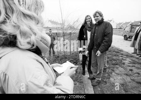 Plantation d'arbres par les acteurs Good Times Bad Times, 05-02-1992, Whizgle News from the Past, taillé sur mesure pour l'avenir. Explorez les récits historiques, l'image de l'agence néerlandaise avec une perspective moderne, comblant le fossé entre les événements d'hier et les perspectives de demain. Un voyage intemporel façonnant les histoires qui façonnent notre avenir Banque D'Images