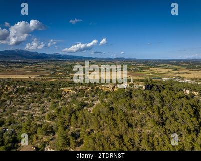 Vue aérienne du sommet du Puig de Santa Eugènia. En arrière-plan, la chaîne de montagnes de la Serra de Tramuntanta (Majorque, Îles Baléares, Espagne) Banque D'Images