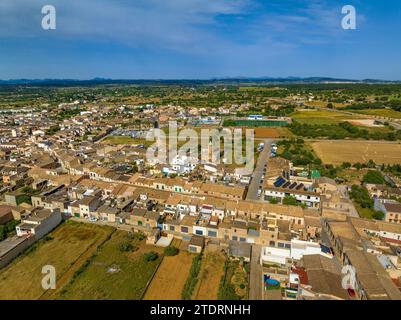 Vue aérienne de la ville d'Algaida un après-midi de printemps (Majorque, Îles Baléares, Espagne) ESP : Vista aérea del pueblo de Algaida en una tarde Banque D'Images
