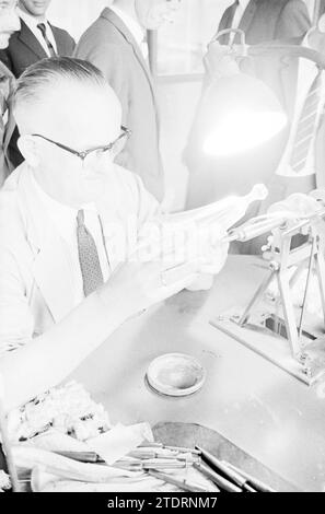 Visite soufflage de verre, vitrail, soufflage de verre, verre en général, 14-06-1967, Whizgle nouvelles du passé, adaptées à l'avenir. Explorez les récits historiques, l'image de l'agence néerlandaise avec une perspective moderne, comblant le fossé entre les événements d'hier et les perspectives de demain. Un voyage intemporel façonnant les histoires qui façonnent notre avenir Banque D'Images