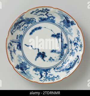 Soucoupe-plat avec un tigre près du bambou, des animaux mythiques et les «trois amis», anonyme, c. 1670 - c. 1690 échelle de porcelaine avec bord lobé, peinte en bleu sous-laque. Sur le plat un tigre à bambou dans un médaillon. Sur le mur deux fois un dragon entre les flammes, deux fois un shishi (chien lion) entre les nuages, les «trois amis de l'hiver» (bambou, prunus, pin) et un oiseau sur une branche de prunus. L'extérieur du mur avec une boisson florale continue. Marqué sur le bas avec 'Fuku' dans un carré double. Quatre pronen sur le fond. Kakiemon en bleu et blanc. Arita. Porcelaine Arita. glaçage. cobalt (minera Banque D'Images