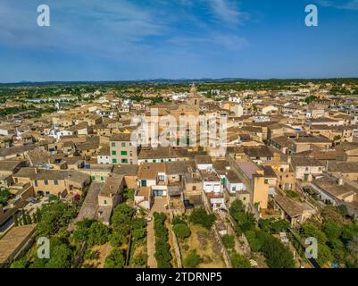 Vue aérienne de la ville d'Algaida un après-midi de printemps (Majorque, Îles Baléares, Espagne) ESP : Vista aérea del pueblo de Algaida en una tarde Banque D'Images