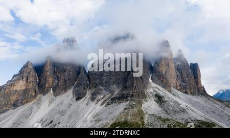 Matin nuageux vue de la pittoresque formation de Tre cime di Lavaredo 2999m dans les Alpes Dolomitiques. Photo concept de montagne beauté dans la nature. Banque D'Images