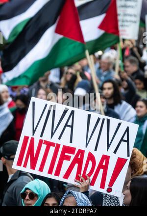 Un manifestant pro-palestinien tient une pancarte qui dit "Viva Viva INTIFADA!" Lors d'une marche anti-israélienne à Toronto, LE 28 octobre 2023. Banque D'Images