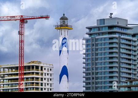 Leuchtturm Lange Nelle et nouvelle télévision étant construire pour projet immobilier Oosteroever dans le port d'Ostende, le long de la côte de la mer du Nord en Belgique, Belgique Banque D'Images