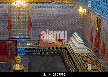 Intérieur du Mausolée de Mohammed V montrant lecteur du Coran / Coran et tombe de son fils le roi Hassan II dans la ville Rabat, Rabat-Salé-Kénitra, Maroc Banque D'Images