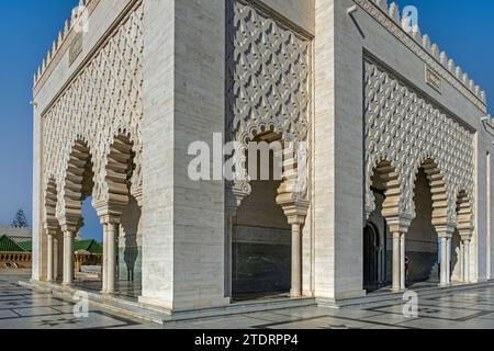 Extérieur en marbre blanc du Mausolée de Mohammed V avec les tombes de ses fils le roi Hassan II et le prince Abdallah dans la ville Rabat, Rabat-Salé-Kénitra, Maroc Banque D'Images